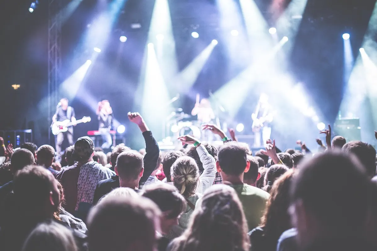 Loops in Live Performance: Loop Pedals vs. Backing Tracks Compared